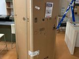 un grand carton posé par terre dans une pièce