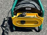 un chariot jaune muni d'un tuyau et d'une poignée verte