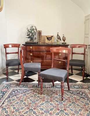 une image d'un salon avec un tapis sur le sol
