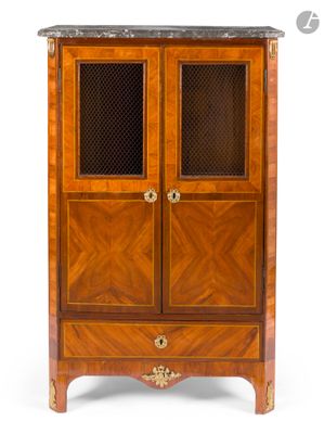une armoire ancienne en bois avec des portes vitrées et un plateau en marbre
