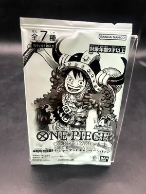 un sachet de chocolats individuels posé sur une table