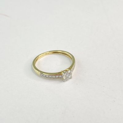 gros plan d'une bague en diamant sur une surface blanche