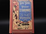 un vieux livre posé sur un support métallique
