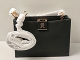 un sac à main noir auquel est attaché un cordon blanc