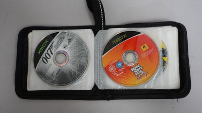 deux CD dans un boîtier posé sur une table blanche