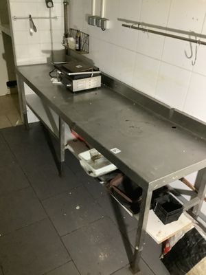 une cuisine équipée d'une table et d'une cuisinière