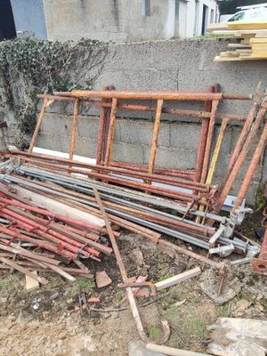 un tas de matériaux de construction posé par terre à côté d'un bâtiment