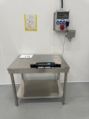une photo d'une table sur laquelle est posée une balance numérique