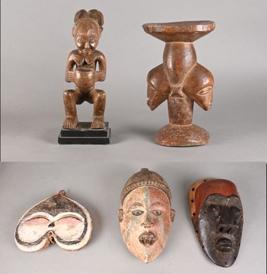 Plusieurs types de masques africains sont exposés sur une table