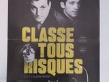 une affiche de film représentant deux hommes armés devant une voiture