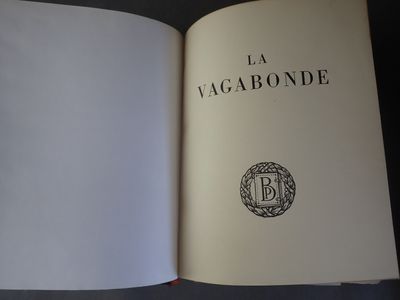 un livre ouvert sur lequel figure un logo