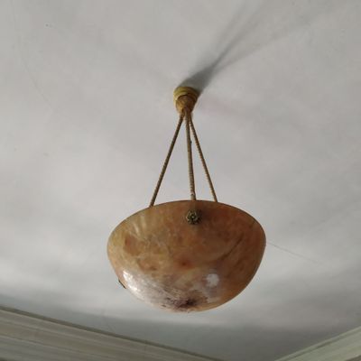 une lampe suspendue au plafond de la pièce