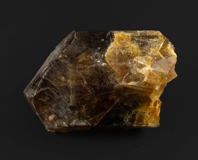 un rocher jaune et noir sur fond noir