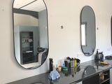 trois miroirs ronds accrochés au mur au-dessus d'une coiffeuse