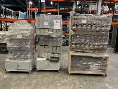 un grand nombre de boîtes empilées dans un entrepôt