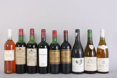 plusieurs bouteilles de vin sont alignées sur une table