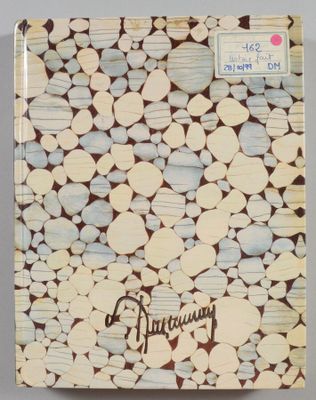 la couverture d'un livre ornée d'un motif de cercles