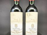 deux bouteilles de vin rouge posées sur une table noire