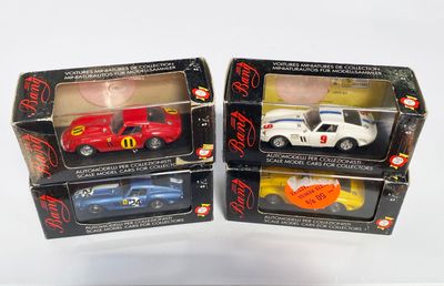 trois petites voitures dans les boîtes posées sur la table