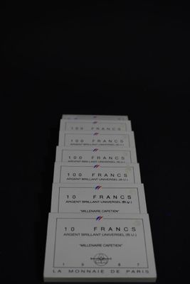 quatre paquets de cigarettes posés sur une table noire