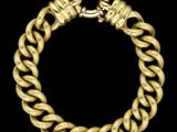 un bracelet en or avec un fermoir sur fond noir