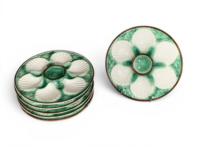 trois assiettes vertes et blanches ornées de fleurs, posées sur un fond blanc