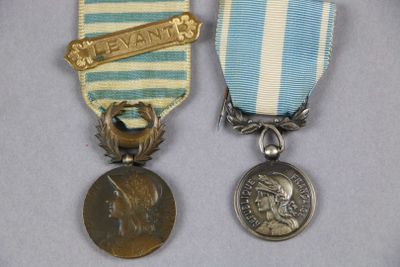 deux médailles et une médaille sont posées sur une table