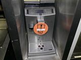 une machine à café avec un smiley sur le côté