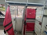 deux chariots à bagages qui se trouvent dans une pièce