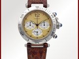 un gros plan d'une montre-bracelet au cadran jaune