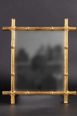 Miroir rectangulaire, l'encadrement en bois stuqué et doré à l'imitati - Photo 1