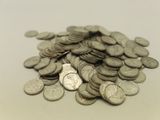 une pile de pièces de monnaie posée sur une table