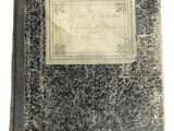 un vieux livre écrit posé sur une table
