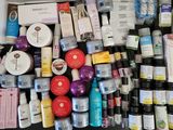 de nombreux types de produits de soins de la peau sur la table