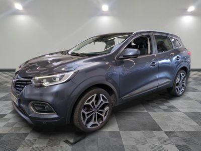 un 4x4 gris garé dans une pièce au sol en damier