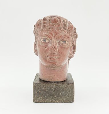 une image représentant une statue d'une tête posée sur un socle