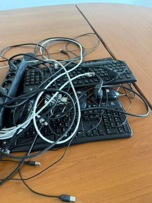 un tas de fils et de câbles posés sur une table