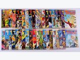 une pile de bandes dessinées posée sur une table blanche
