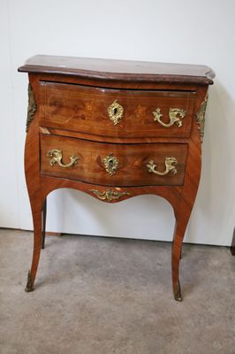 COMMODE SAUTEUSE En bois de placage et marqueterie florale