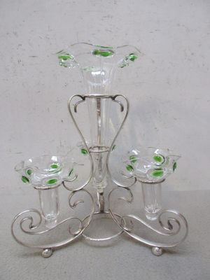 un bougeoir en verre surmonté de quatre verres
