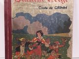 un vieux livre pour enfants avec l'illustration d'un groupe d'enfants