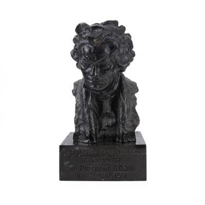 statue représentant un chien dont la tête est composée de fleurs, posée sur un socle noir