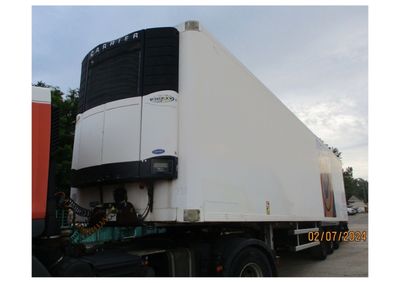 un camion garé sur le parking
