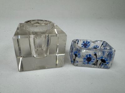 un petit bougeoir en verre et un petit bougeoir en verre