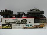 une boîte sur laquelle sont représentés un véhicule militaire miniature et un char