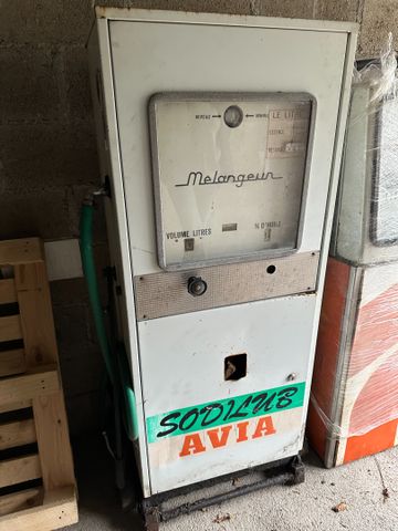 Pompe à essence mélangeur AVIA. Vendu en l’état, sans garantie de...