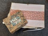 un vieux livre sur lequel est posé un petit morceau de tissu