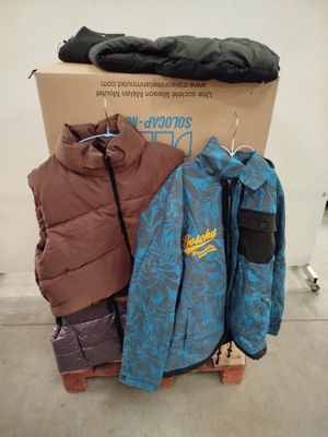 deux vestes et un sac sur une palette