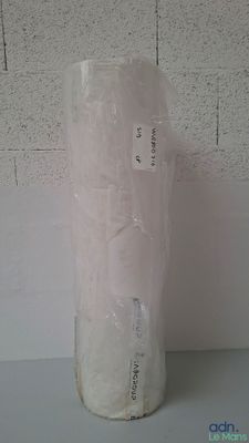 une photo d'un vase blanc emballé dans du plastique