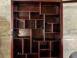 une armoire en bois contenant un miroir et des toilettes